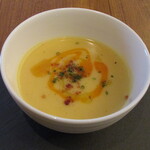 Derire - 季節野菜のスープ～インカのめざめのポタージュ  卵黄のソース ベーコンのパウダー シブレット（ネギ）