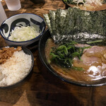 家系ラーメン クックら - かため多め海苔ライス刻みネギ別皿