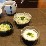 SENGOKU - 牛タン丼のとろろと塩ダレ　左はお漬物
