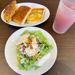 鎌倉パスタ - 料理写真:フォカッチャ、セットのサラダ、ドリンクバー