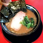 家系ラーメン とらきち家 - ラーメン（味薄め、油少なめ）