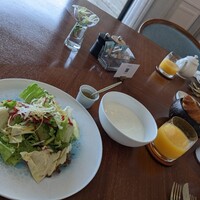 シルー - 奥のプレーンヨーグルトはベーカリーバスケットを変更していただいたもの。