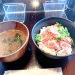 MAGURO GARAGE - ネギトロ炙り丼（水曜限定）＋赤出し風味噌汁
                500円＋50円