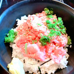MAGURO GARAGE - ネギトロ炙り丼（水曜限定）＋赤出し風味噌汁
      500円＋50円
