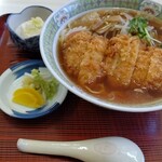 ハイセイコー食堂 - かつラーメン。サービスの小鉢付き