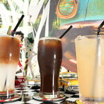 Kafe Ando Ba Sumairu Suta - カフェラテ・アイスコーヒー・100%ももジュース