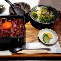 焼肉㐂舌 南船場 - 黒毛和牛 イチボ肉のタタキステーキ重