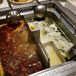 海底撈火鍋 - 小分け用の器を入れて、崩れる具材を入れる