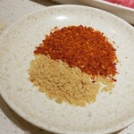 海底撈火鍋 - 自家製唐辛子、ゴマの調味料を運んでくれます