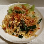 海底撈火鍋 - モヤシ、キャベツの盛り合わせに自家製唐辛子を加える