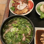 ベトナム料理専門店 サイゴン キムタン - フォーと鳥のレモングラスフライ
