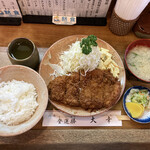 とんかつ 大幸 - 料理写真:ランチ ロースカツ定食 （ごはん少なめ）　１０５０円　(2022/05)