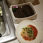 海底撈火鍋 - 手前から調味料、ゼンマイ、揚げ湯葉、さつまいも太春雨