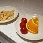 海底撈火鍋 - 着席時に店員が運んでくれる