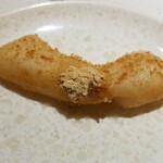 海底撈火鍋 - 揚げ餅を取り分ける