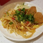 海底撈火鍋 - もやし、タケノコ、キャベツの惣菜、上にはパクチーを乗せました