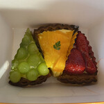 Bonjour Kobe Suzuka Ten - 购买了白葡萄、橙子和草莓三种水果