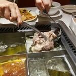 海底撈火鍋 - 豚骨の出来上がり！