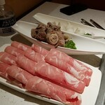 海底撈火鍋 - 手前から特選ラム肉、豚骨、魚肉団子