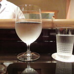 馳走なかむら - 鹿児島志布志の天然水と、椀物の青森県白神山地の超軟水を飲み比べさせて貰いました