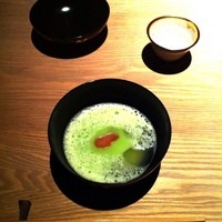 千翠 - そら豆の吸い物。からすみが乗ってます。優しいけど、深みのある味わいです。
                写真はちょっと前の。
                