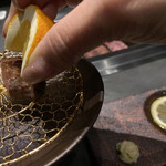 北海道焼肉 北うし - 3週間熟成知床和牛タンのタン元の厚切り、柑橘でじゅっと