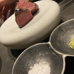 北海道焼肉 北うし - 3週間熟成知床和牛シャトーブリアン、わさびと塩で