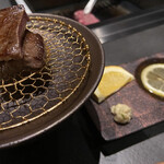 北海道焼肉 北うし - 3週間熟成知床和牛タンのタン元の厚切り