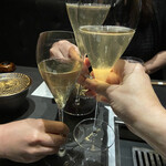 北海道焼肉 北うし - スパークリングで乾杯！　　　ここから、順番に提供されたお料理たち