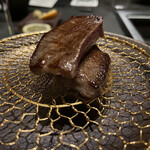 北海道焼肉 北うし - 3週間熟成知床和牛タンのタン元の厚切り