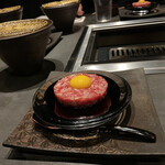 北海道焼肉 北うし - びえい和牛サーロインのとろけるユッケ