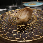 北海道焼肉 北うし - ミノを毛蟹ソースにつけていただく