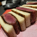 北海道焼肉 北うし - 3週間熟成知床和牛ヒレのステーキサンド