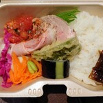 Odoru youni - 令和4年5月
                        本日の日替わり弁当 700円
                        ローストポークケッカソース、ポテサラ、ピクルス、キャロットラペ、ピーマンフリット、茄子揚げ浸し