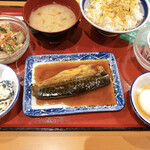 寿町食堂 - 鯖煮付けに温泉卵、納豆、白和え等に味噌汁とご飯。
