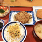 寿町食堂 - 豆腐ハンバーグとコロッケ、卵サラダに海苔佃煮、味噌汁とご飯