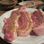 あぢゅんま - 分厚い国産豚三段バラ
                                
