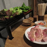 あぢゅんま - 国産豚三段バラ
                                ＆チシャや季節の野菜7～9種類の盛り合わせ
                                