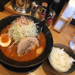 味噌ラーメン専門店 麺家一進 南店 - 赤辛味噌ラーメン　白髪ネギトッピング＋倍辛とライス(無料)