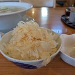 うえんで - 鶏節ご飯①〜これが鶏節で下にご飯が隠れてます～