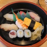 Goyouzushi - にぎり6貫と、巻物3個