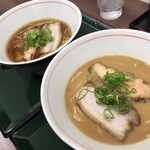 Chuukasoba Maruno - 左奥が醤油、右前がパイタン