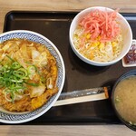 Yoshinoya - 親子丼‼別にサラダ味噌汁セットプラス☝