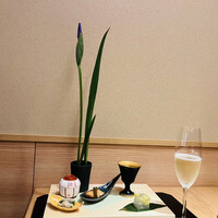 北新地 とり神楽 - 食前酒　スパークリング
                    前菜　季節のお楽しみ五種