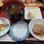 助六寿司 - 小鉢二品、香の物、味噌汁
