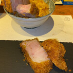 大阪とんかつ - カツが大きいので黒いプレートの上が避難場所になっています