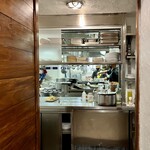 Trattoria del Pescatore - 厨房の八人のうち七人はアジア系。一時の日本人もこのようにしてイタリアを渡り歩きキャリアを積んだのかなぁ