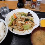 高砂食堂 - 日替り。牛モツ野菜炒め定食