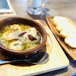 大塚バル LOCAL - むきエビのアヒージョ。