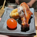 とり茶太郎 - ホロホロ鳥手羽元燻製、比内地鶏金柑燻製、スカルモツァ